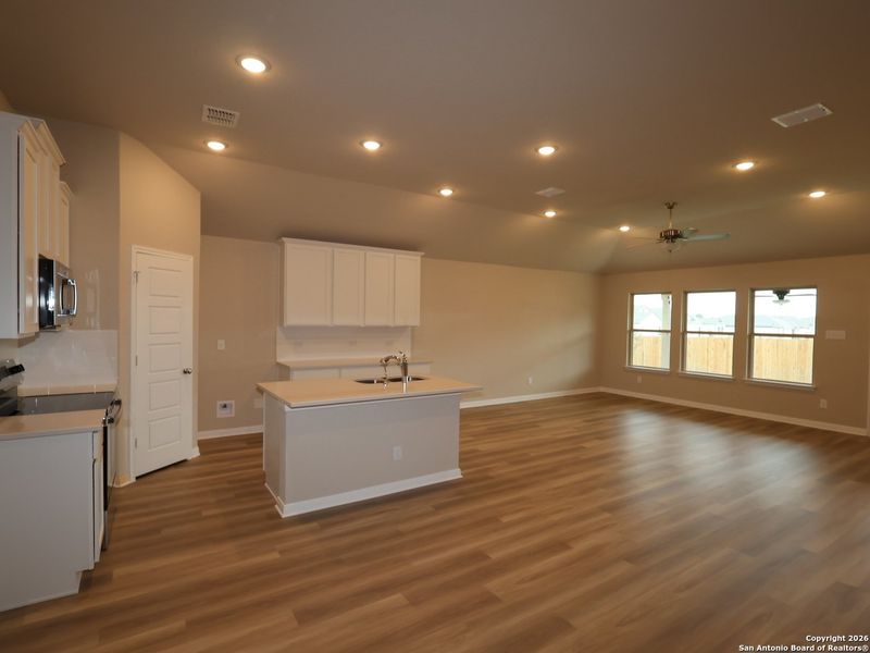 Spacious, unfurnished interior of a new home in Meadows at Clear Springs, New Braunfels (Image 34).