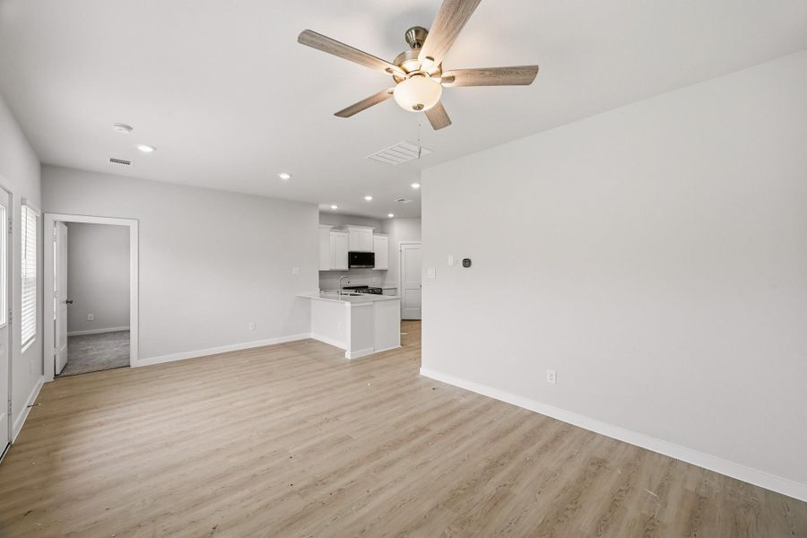 Spacious, unfurnished interior of a new home in Crockett Meadows, Conroe (Image 14).