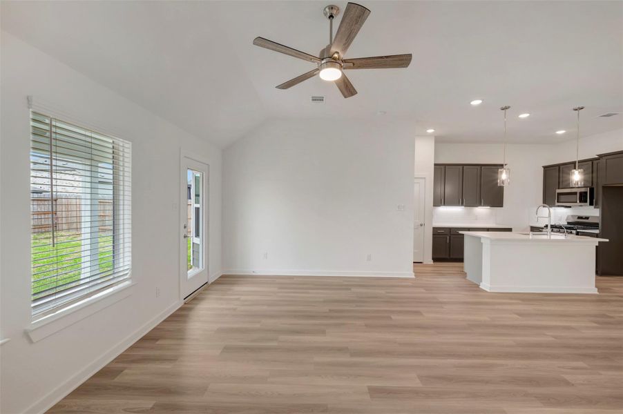 Spacious, unfurnished interior of a new home in Miller's Pond, Rosenberg (Image 26).
