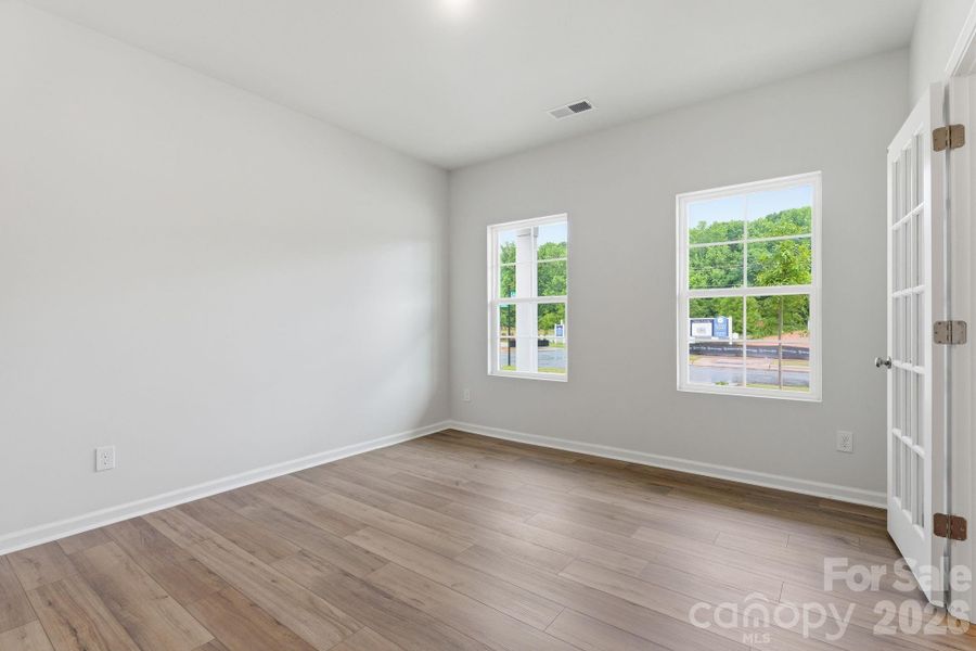 Spacious, unfurnished interior of a new home in Piper Creek, Newton (Image 16).