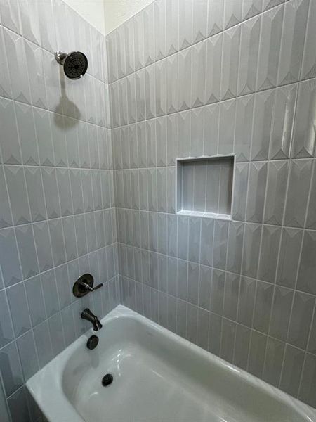 Bathroom with tiled shower / bath combo