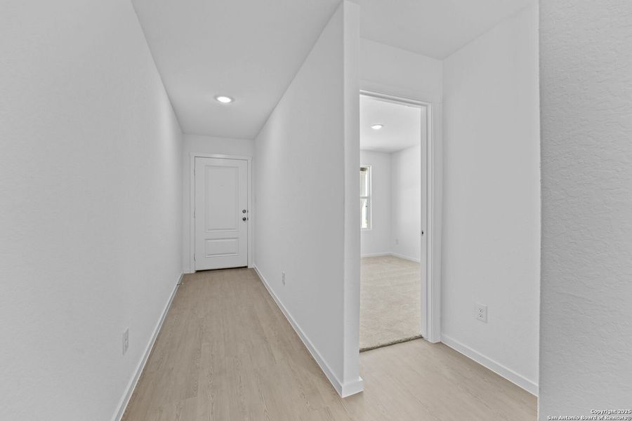 Spacious, unfurnished interior of a new home in Lodi Grove, Floresville (Image 17).