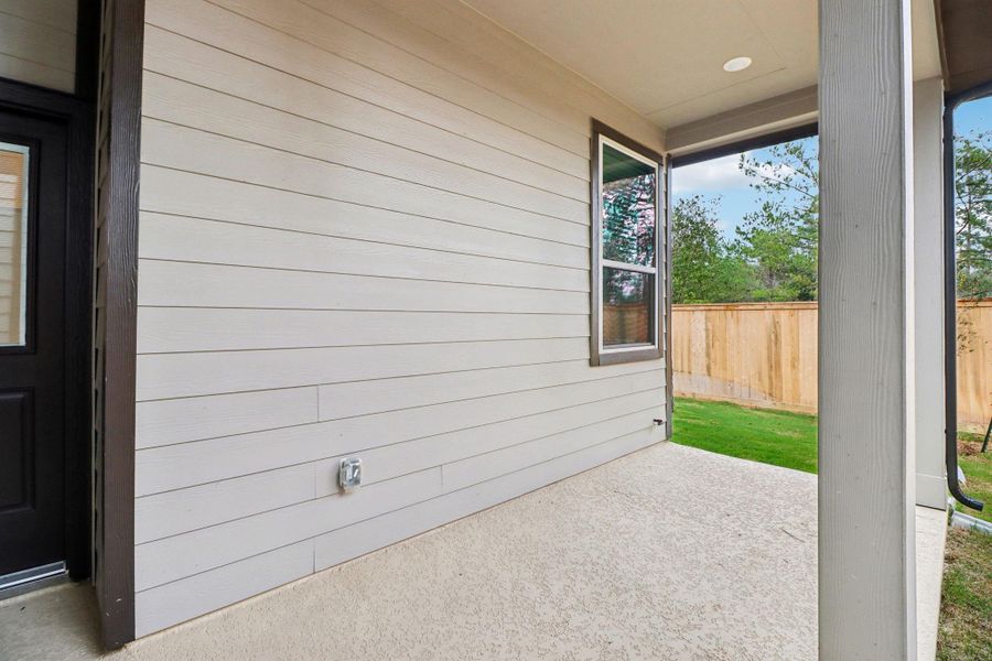Exterior details and patio area of a home in Kresston 50's, Montgomery (Image 4).