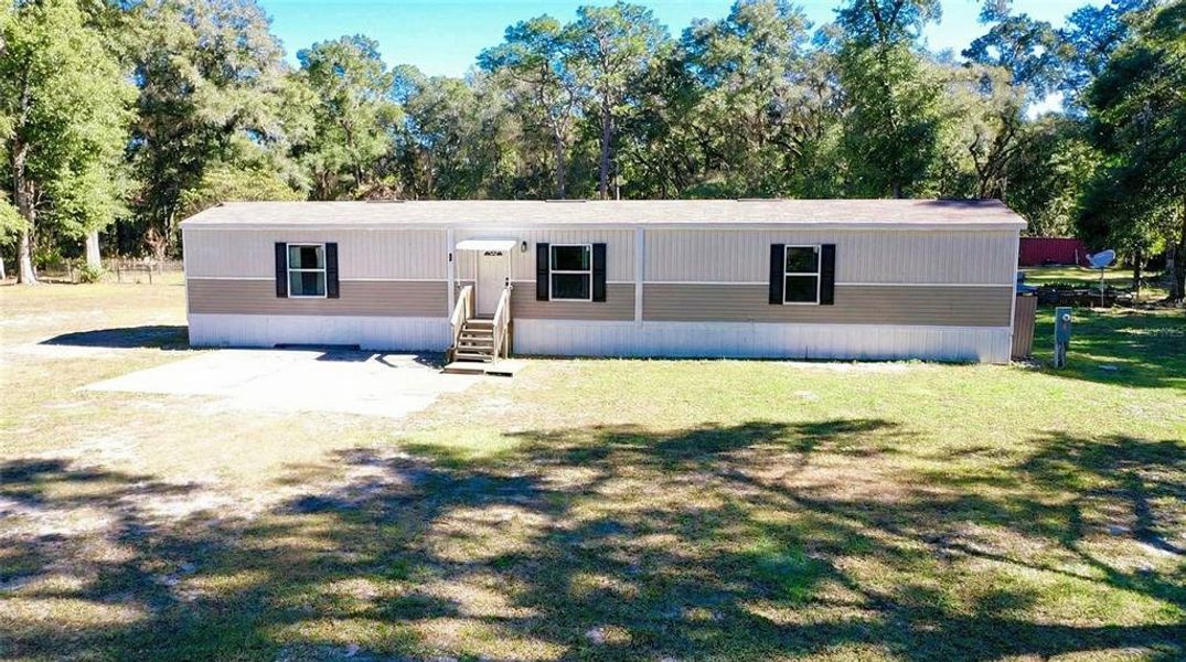 Exterior details and patio area of a home in , Dunnellon (Image 16).