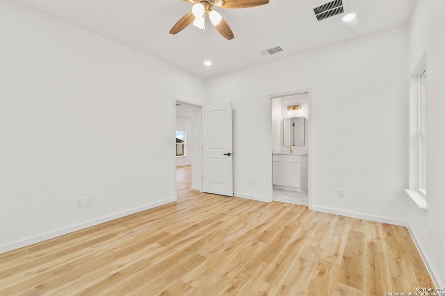 Spacious, unfurnished interior of a new home in , La Vernia (Image 14).