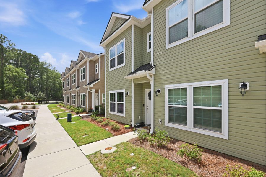 Exterior details and patio area of a home in , Wando (Image 4).