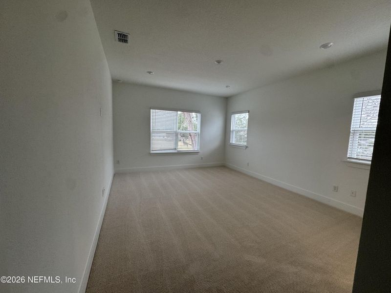 Spacious, unfurnished interior of a new home in Pirates Bluff, Yulee (Image 5).