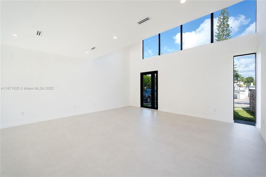 Spacious, unfurnished interior of a new home in , Fort Lauderdale (Image 15).