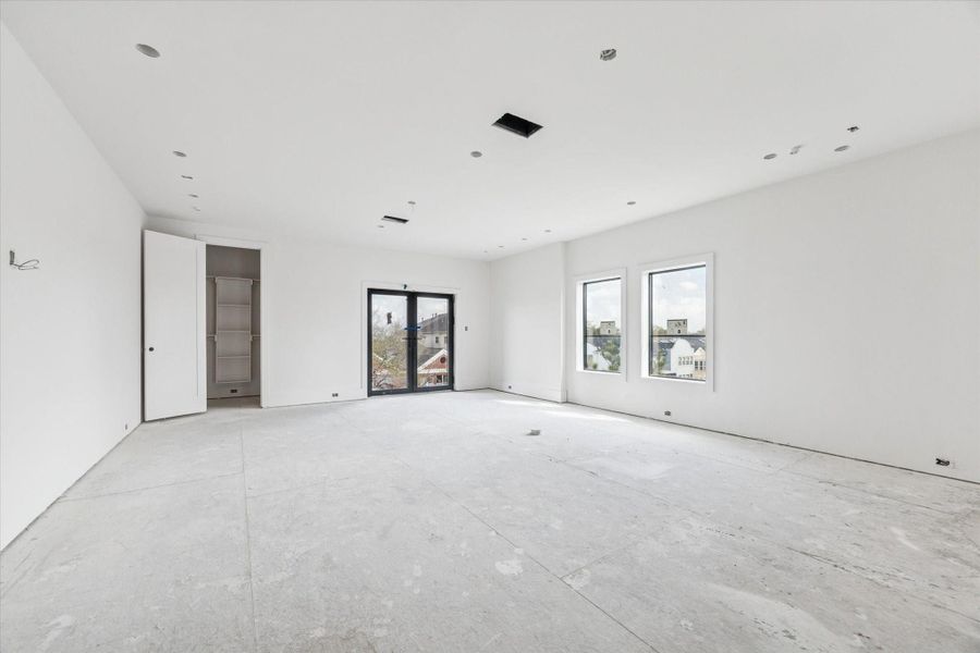 2/19/26 large game room with bar, closet and balcony