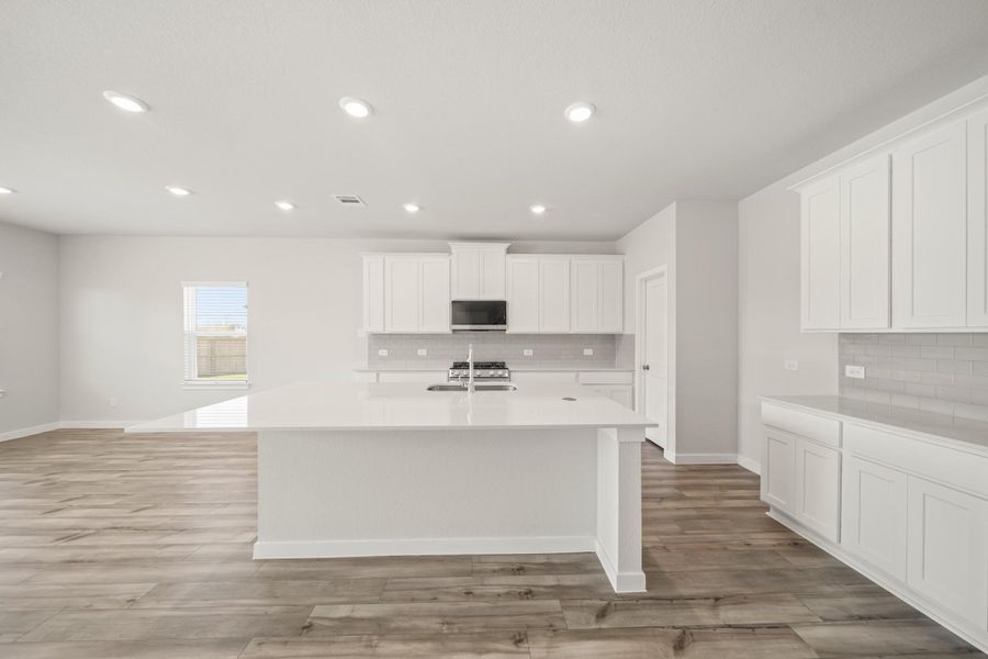 Furnished interior view inside a new home in Country Creek, Mont Belvieu (Image 5).