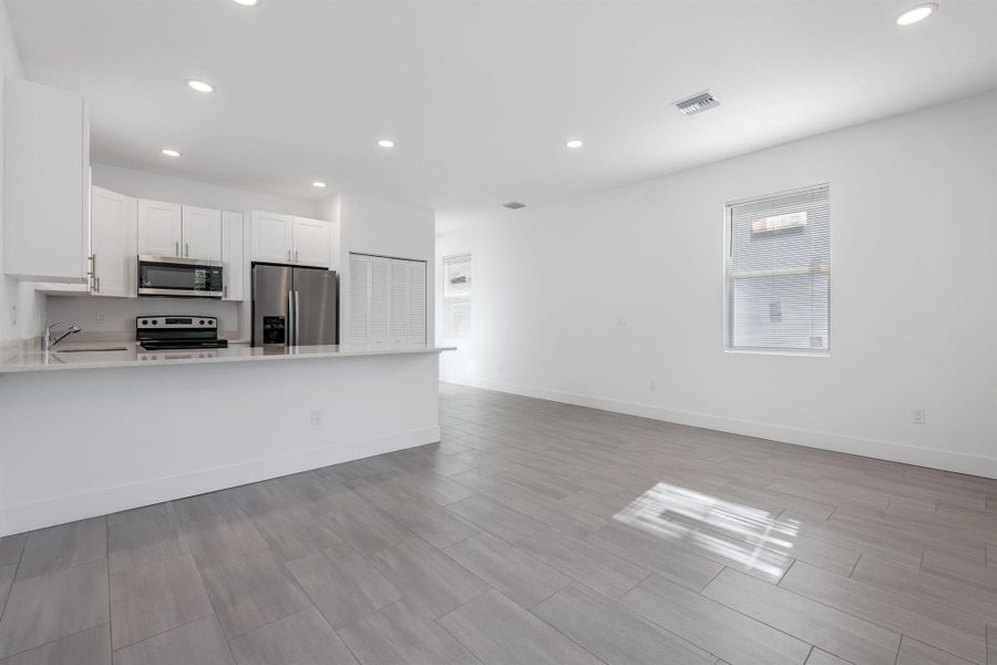 Spacious, unfurnished interior of a new home in , West Palm Beach (Image 21).