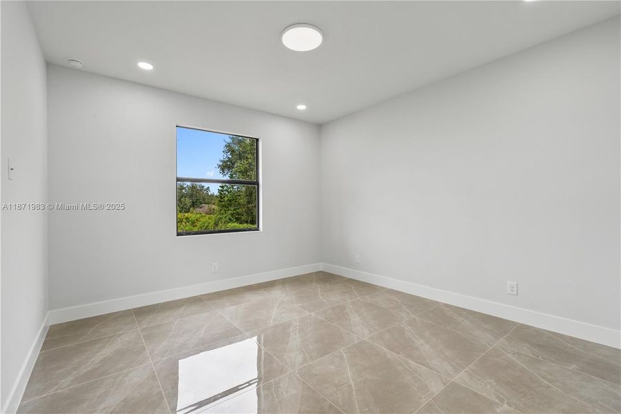 Spacious, unfurnished interior of a new home in , Lehigh Acres (Image 23).