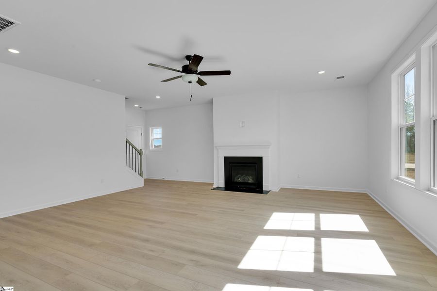 Spacious, unfurnished interior of a new home in Lynbrook, Boiling Springs (Image 19).