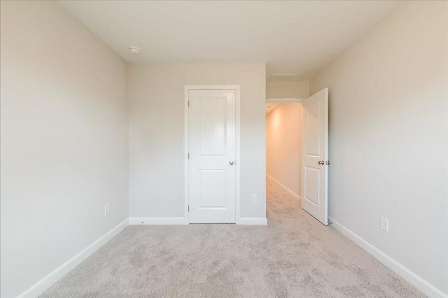 Spacious, unfurnished interior of a new home in Cherokee Township, Acworth (Image 31).