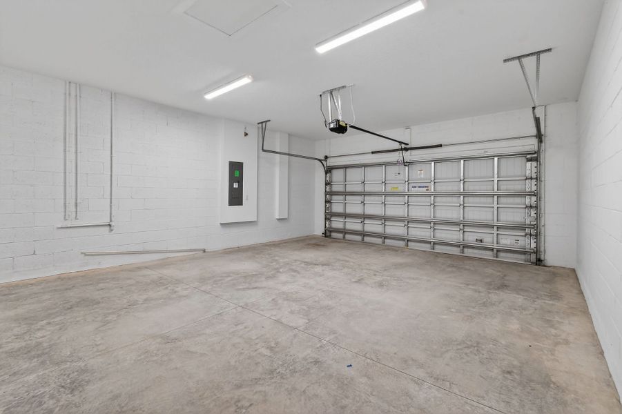 Spacious, unfurnished interior of a new home in Del Webb Tradition, Port St. Lucie (Image 24).