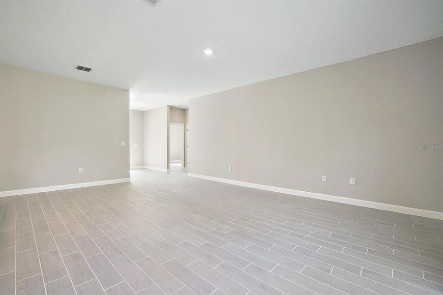 Spacious, unfurnished interior of a new home in , Cape Coral (Image 15).