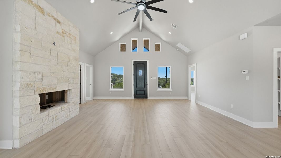 Spacious, unfurnished interior of a new home in , Canyon Lake (Image 36).