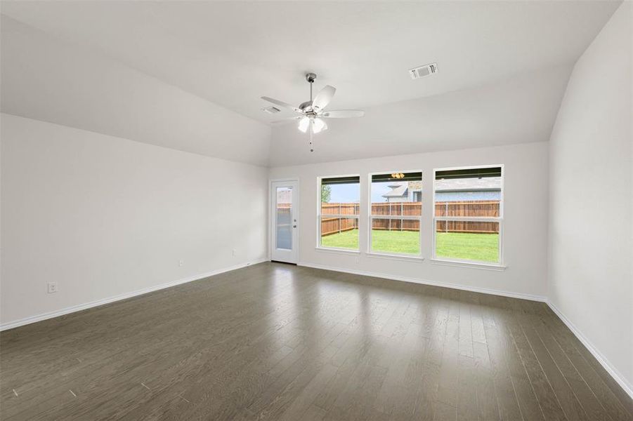 Spacious, unfurnished interior of a new home in Summer Crest, Fort Worth (Image 16).