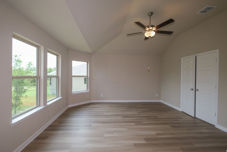 Spacious, unfurnished interior of a new home in Jordan's Ranch, San Antonio (Image 10).