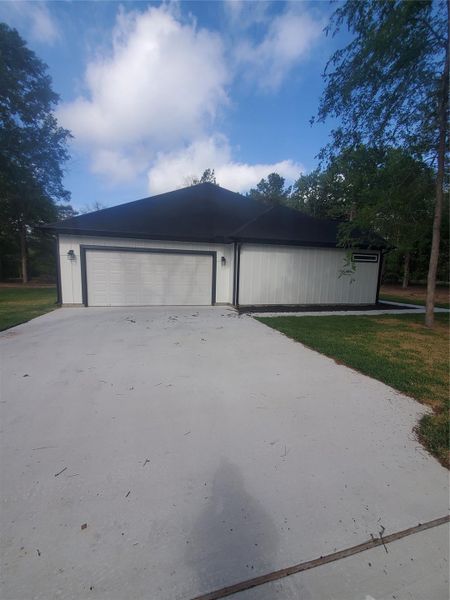 DRIVEWAY LEADING TO THE GARAGE DOOR ON THE SIDE OF THE HOME LEAVING ROOM FOR PRIVACY ON THE FRONT YARD/ FRONT OF HOME. DRIVEWAY LEADING TO THE GARAGE DOOR ON THE SIDE OF THE HOME LEAVING ROOM FOR PRIVACY ON THE FRONT YARD/ FRONT OF HOME.