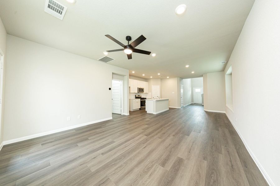 Spacious, unfurnished interior of a new home in River's Edge, Conroe (Image 12). Spacious, unfurnished interior of a new home in River's Edge, Conroe (Image 12).