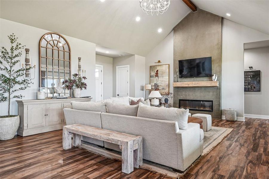 Living room with vaulted ceilings Living room with vaulted ceilings