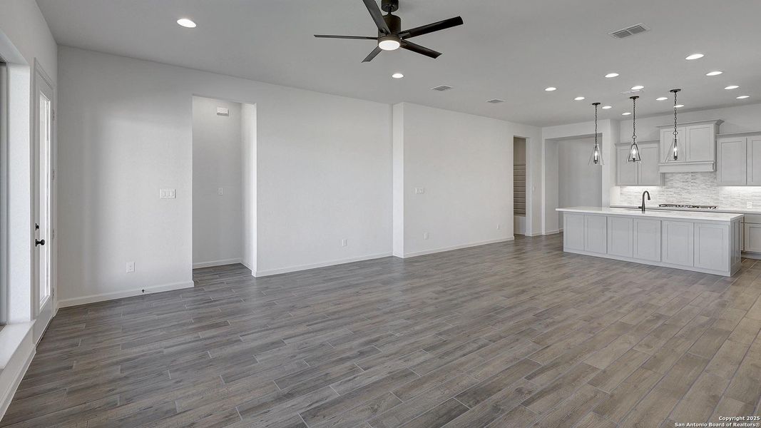 Spacious, unfurnished interior of a new home in Haby Hill 50', San Antonio (Image 28).