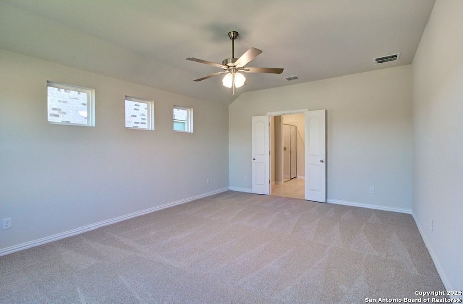 Spacious, unfurnished interior of a new home in Sunflower Ridge, New Braunfels (Image 10).