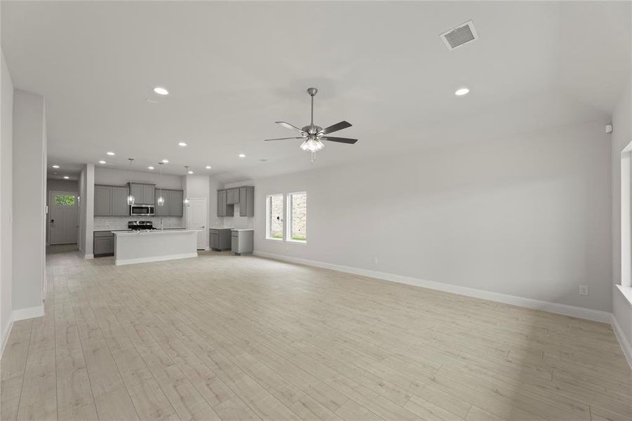 Spacious, unfurnished interior of a new home in Creekside, Royse City (Image 15).