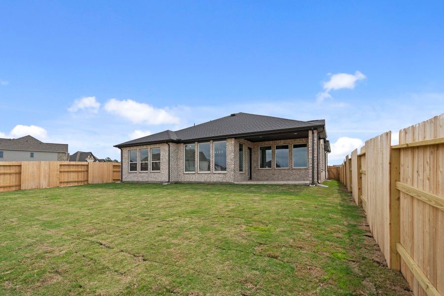 Exterior details and patio area of a home in Briarley, Montgomery (Image 3).