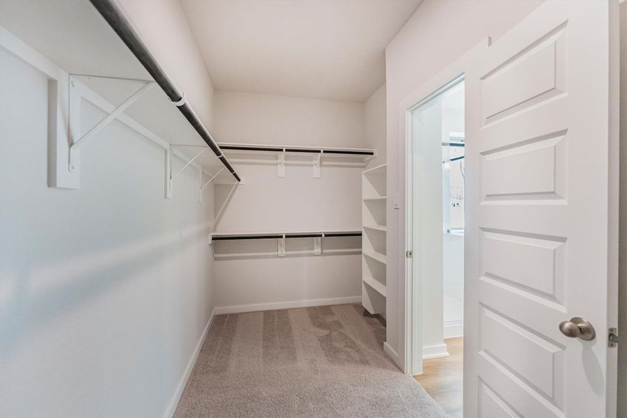 Spacious, unfurnished interior of a new home in Deer Pines, Conroe (Image 30).