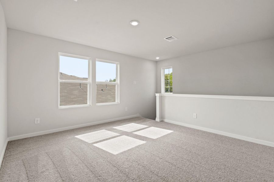 Spacious, unfurnished interior of a new home in Sherwood Glen, Conroe (Image 7).