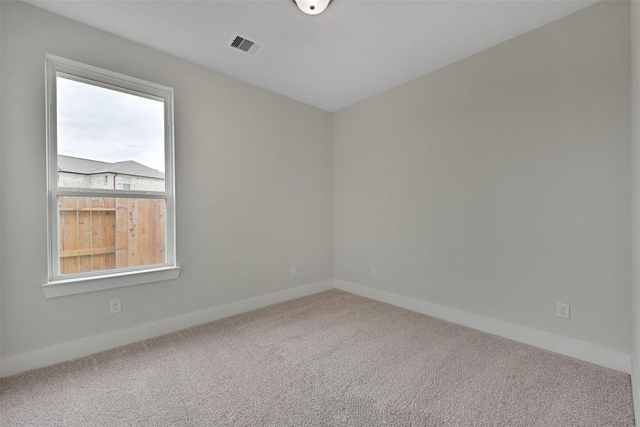 Spacious, unfurnished interior of a new home in Lago Mar, Texas City (Image 33).