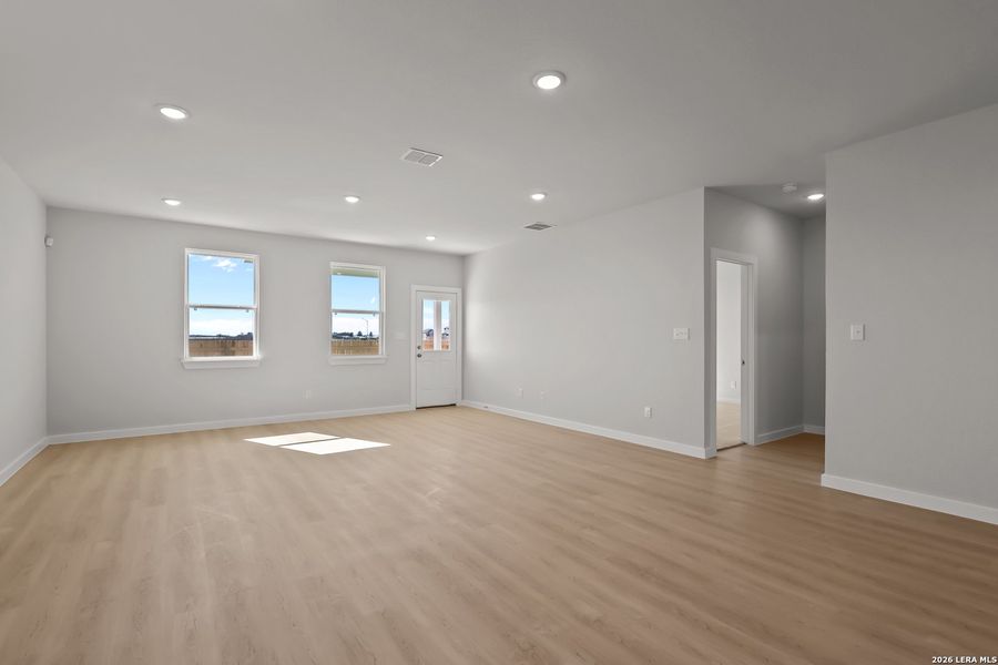 Spacious, unfurnished interior of a new home in Cinco Lakes, San Antonio (Image 20).