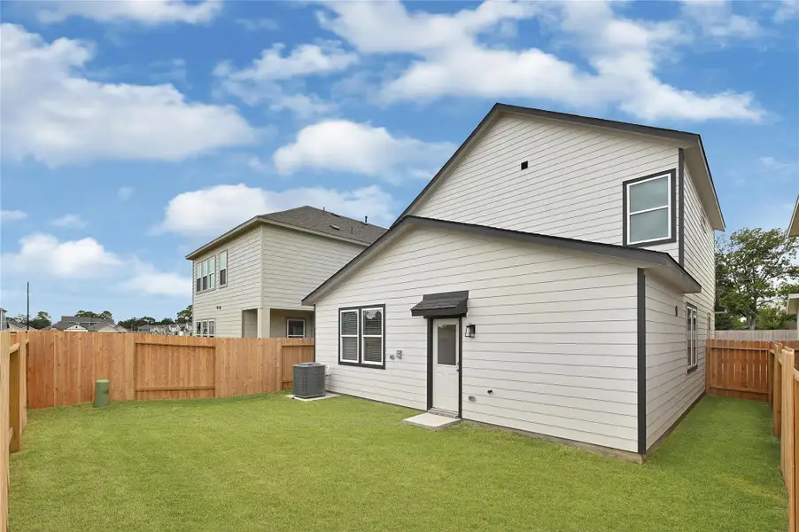Exterior details and patio area of a home in Aldine Pines, Houston (Image 3).