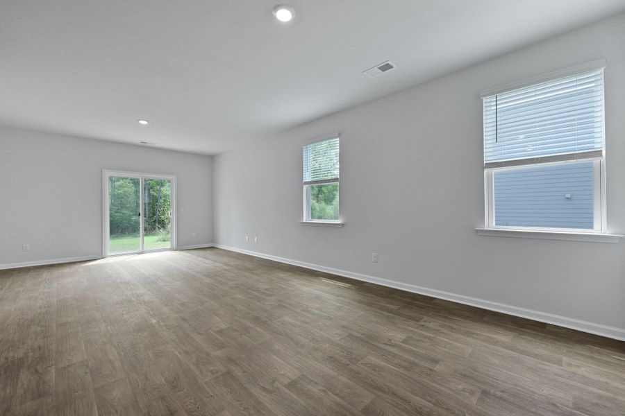 Spacious, unfurnished interior of a new home in Carolina Groves, Moncks Corner (Image 14).