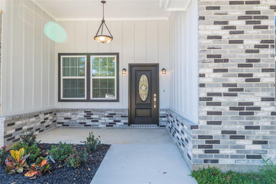 Charming, quaint landscaped entry that is beautifully inviting.
