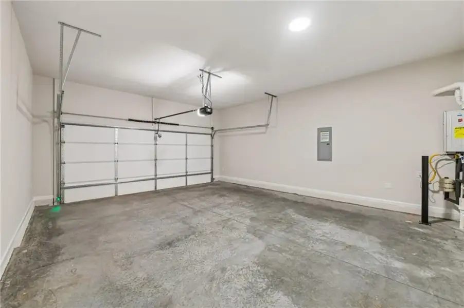 Spacious, unfurnished interior of a new home in Aberdeen, Hoschton (Image 34).