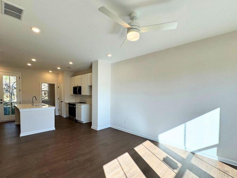 Spacious, unfurnished interior of a new home in , Atlanta (Image 10).