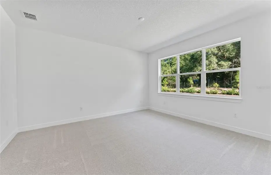 Spacious, unfurnished interior of a new home in Del Webb Stone Creek, Ocala (Image 11).