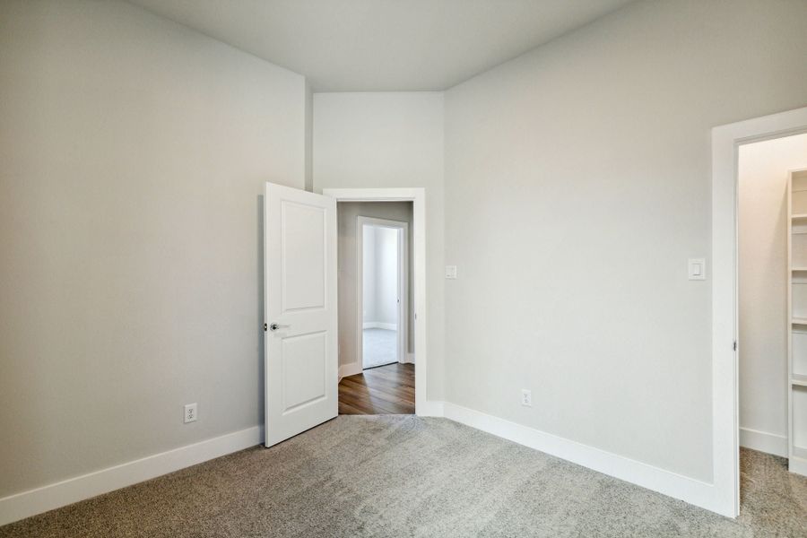 Spacious, unfurnished interior of a new home in Dove Hollow, Waxahachie (Image 26).