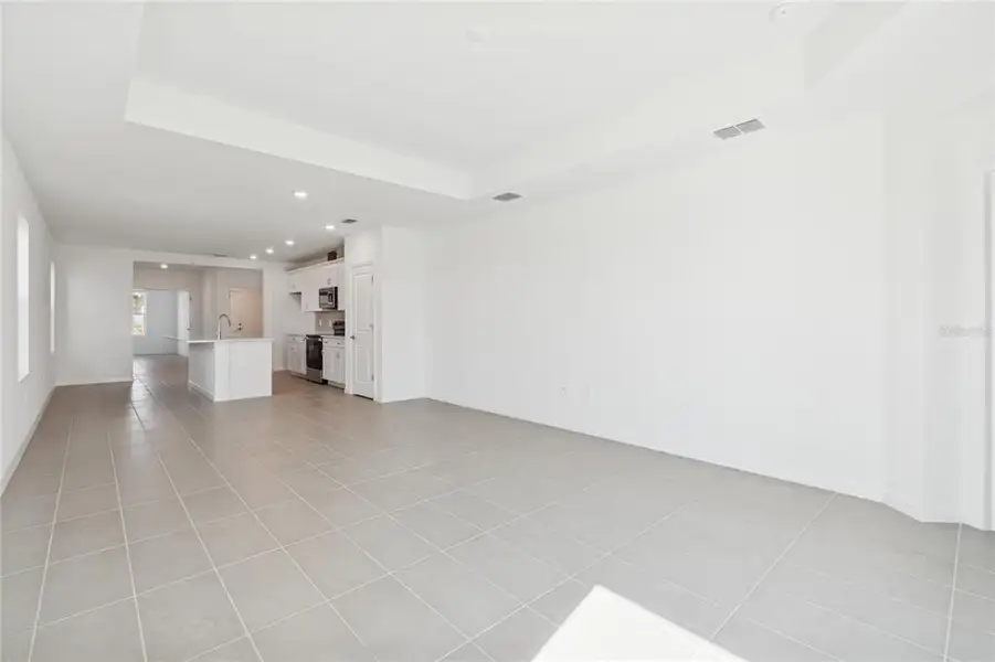 Spacious, unfurnished interior of a new home in Southpointe, Palmetto (Image 16).