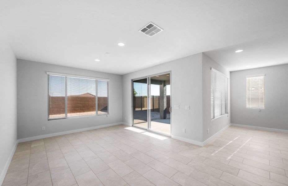 Spacious, unfurnished interior of a new home in Sun City Anthem at Merrill Ranch, Florence (Image 18).