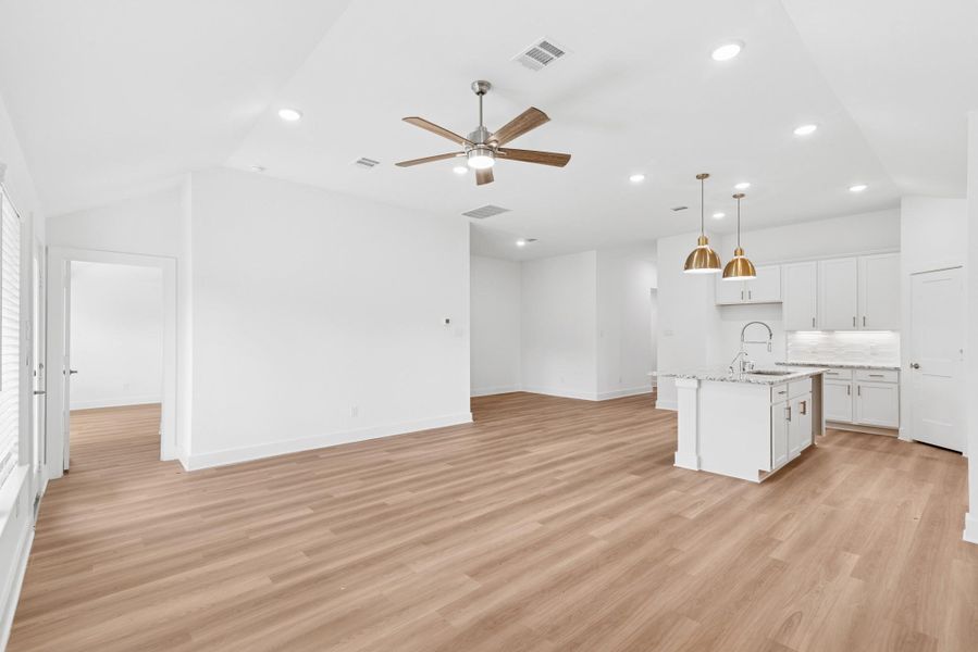 Spacious, unfurnished interior of a new home in Summerview, Fulshear (Image 4). Spacious, unfurnished interior of a new home in Summerview, Fulshear (Image 4).