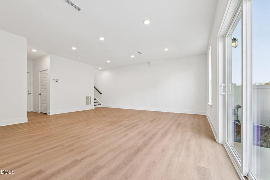 10-web-or-mls-Dunzo Dr-S1203-010