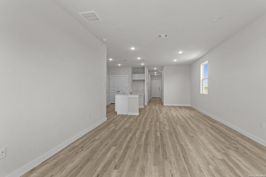 Spacious, unfurnished interior of a new home in Mesa Vista, San Antonio (Image 14).