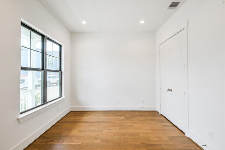 Spacious, unfurnished interior of a new home in Timbergrove Trails, Houston (Image 31).