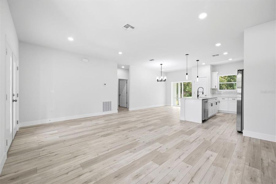 Spacious, unfurnished interior of a new home in , Citrus Springs (Image 27).