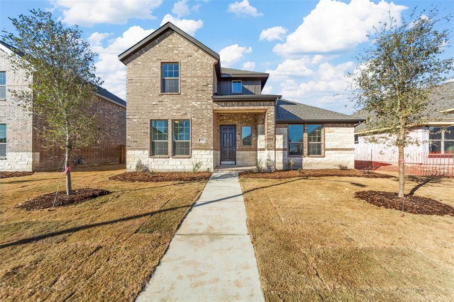 View of front facade featuring a front yard