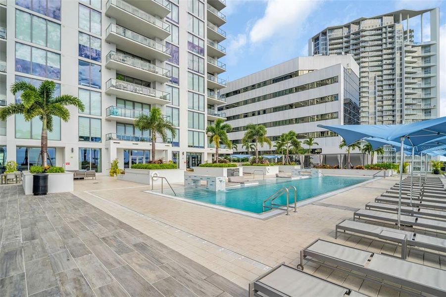 Condo located in St. Petersburg, FL showcasing its design and architecture (Image 29).